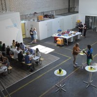 Blick von oben aufs Netzwerk-Lunch im Berufsbildungswerk-Standort Heidelberg