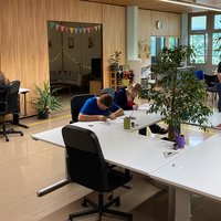 Auszubildende und pädagogische Fachkräfte im Beruflichen Orientierungszentrum des Berufsbildungswerks Mosbach-Heidelberg