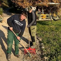 BBW-Auszubildende bei Grünarbeiten auf einem ökologischen Bauernhof in Italien